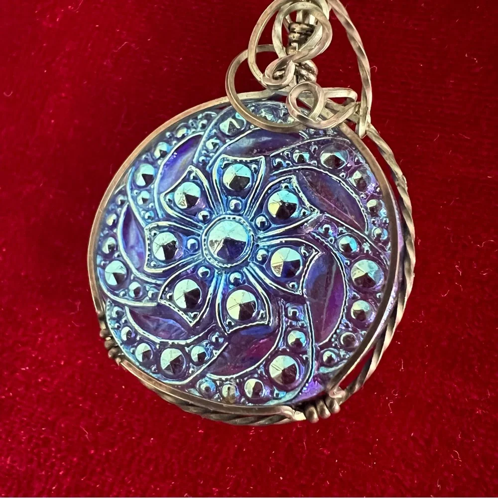 Czechoslovakian button pendant (chain not included)